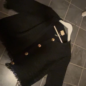 Hm svart jacka  - Säljer min snygga ”jacka ” från hm , storlek S, helt ny aldrig använd , fina guld detaljer 