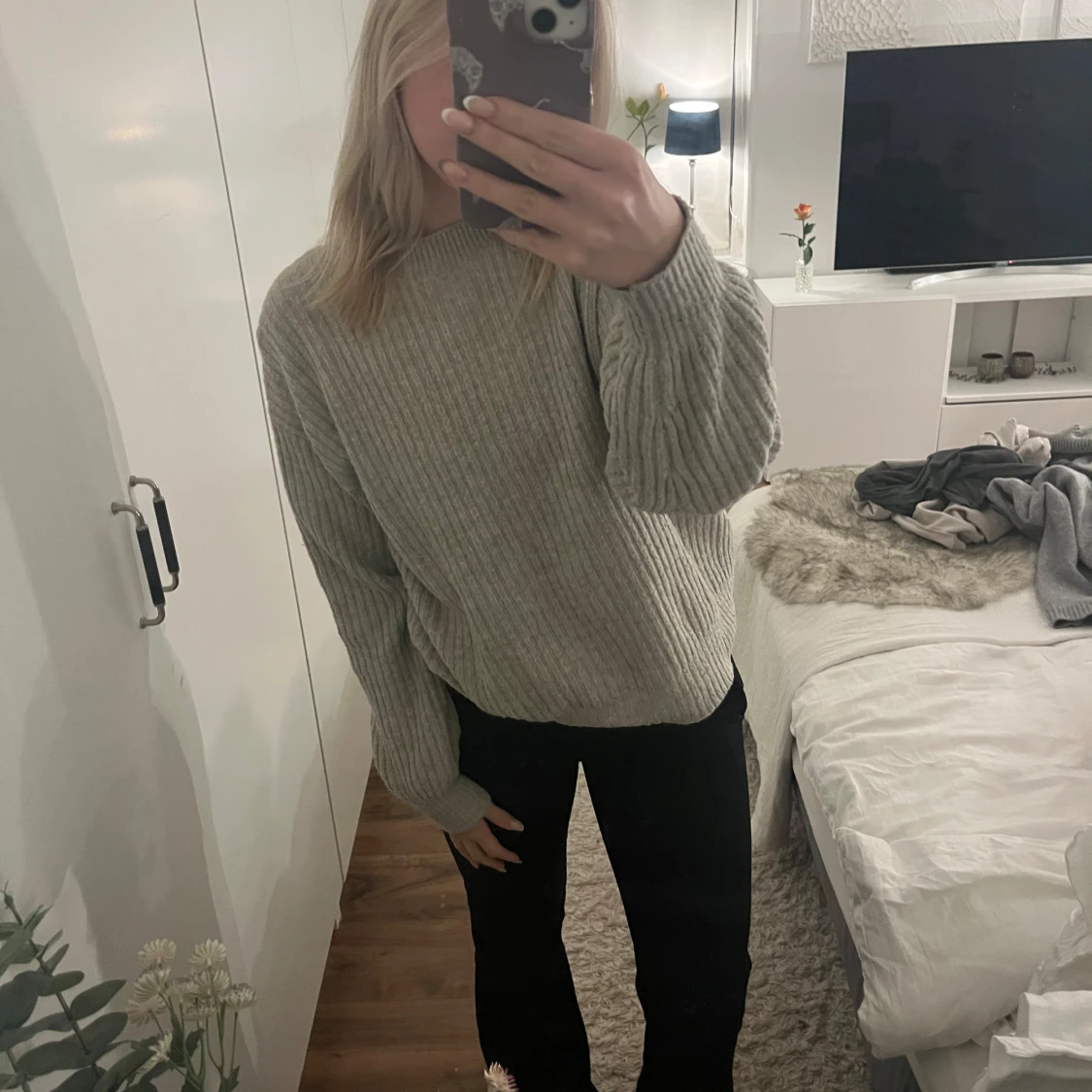 Ribbstickad grå tröja - 1