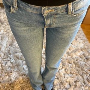 Blå bootcut jeans från Zara, strl 36/s med låg midja - Snygga ljusblå jeans från Zara i storlek 36/s. Modellen har bootcut-ben och är låga i midjan.