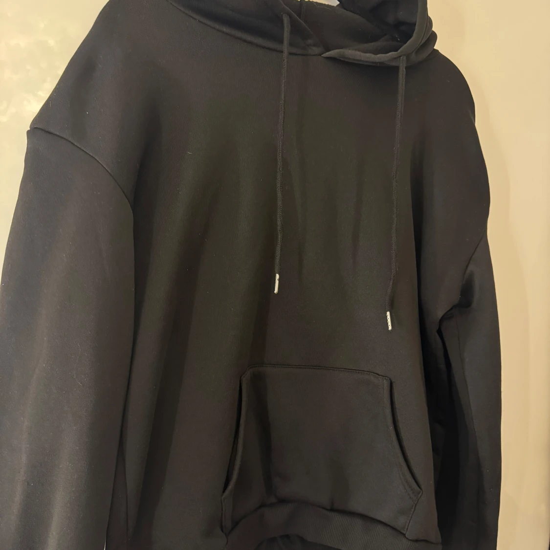 Svart hoodie med luva - 1