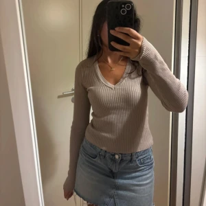 Brandy Melville tröja - Långärmad tröja från brandy Melville. Alla deras kläder är one size men passar mig som brukar ha xs/s. De bra skick på denna fast som jag visar på sista bilen så gick den sönder i högra armhålan så har sytt igen lite där och det syns. Färgen är typ beige/lila/brun/grå.