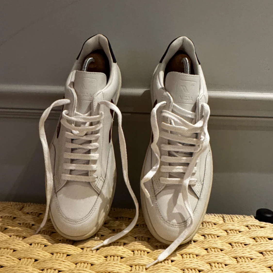 Veja V-12 vita med vinrött V  - 4