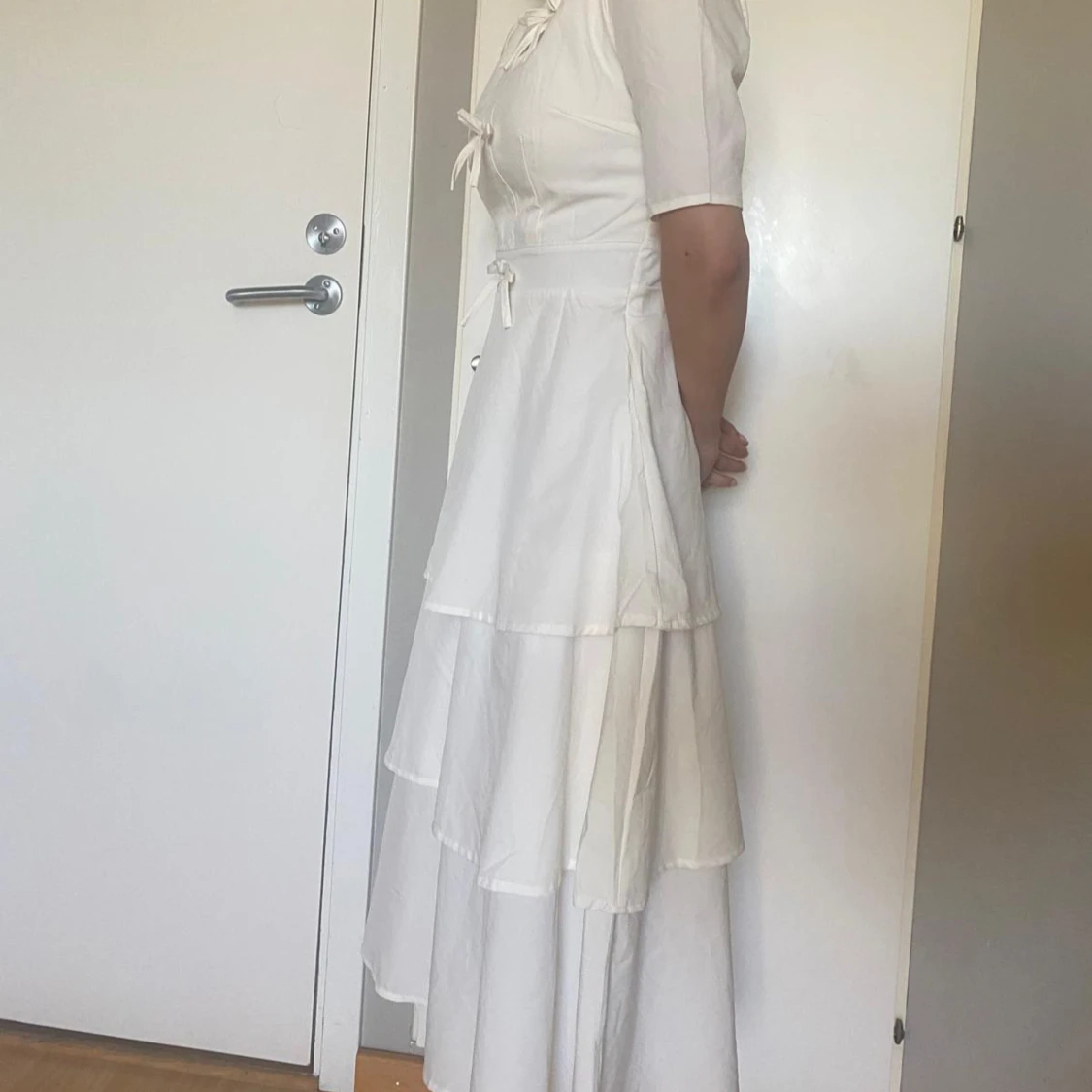 Vit långklänning med knyt och volanger - 2