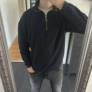 Ziptröja Jack&Jones - Tröja från Jack&Jones | Storlek: S - Skicket på tröjan är väldigt bra utan defekter - Mitt pris 179kr - Nypris: 699kr - Modellen är 183cm och väger 75kg.