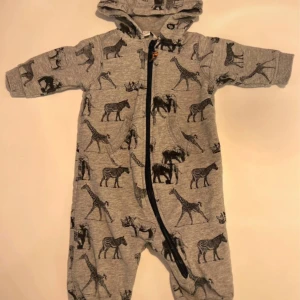 Onepiece med djurtryck - Onepiece med djurtryck i väldigt fint skick. Storlek 62/68