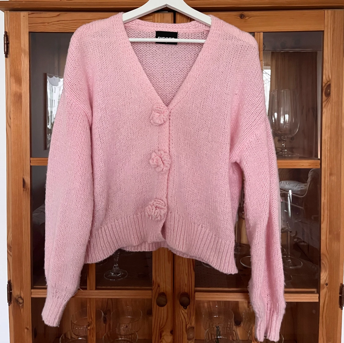 Rosa stickad kofta med blommiga knappar - 1