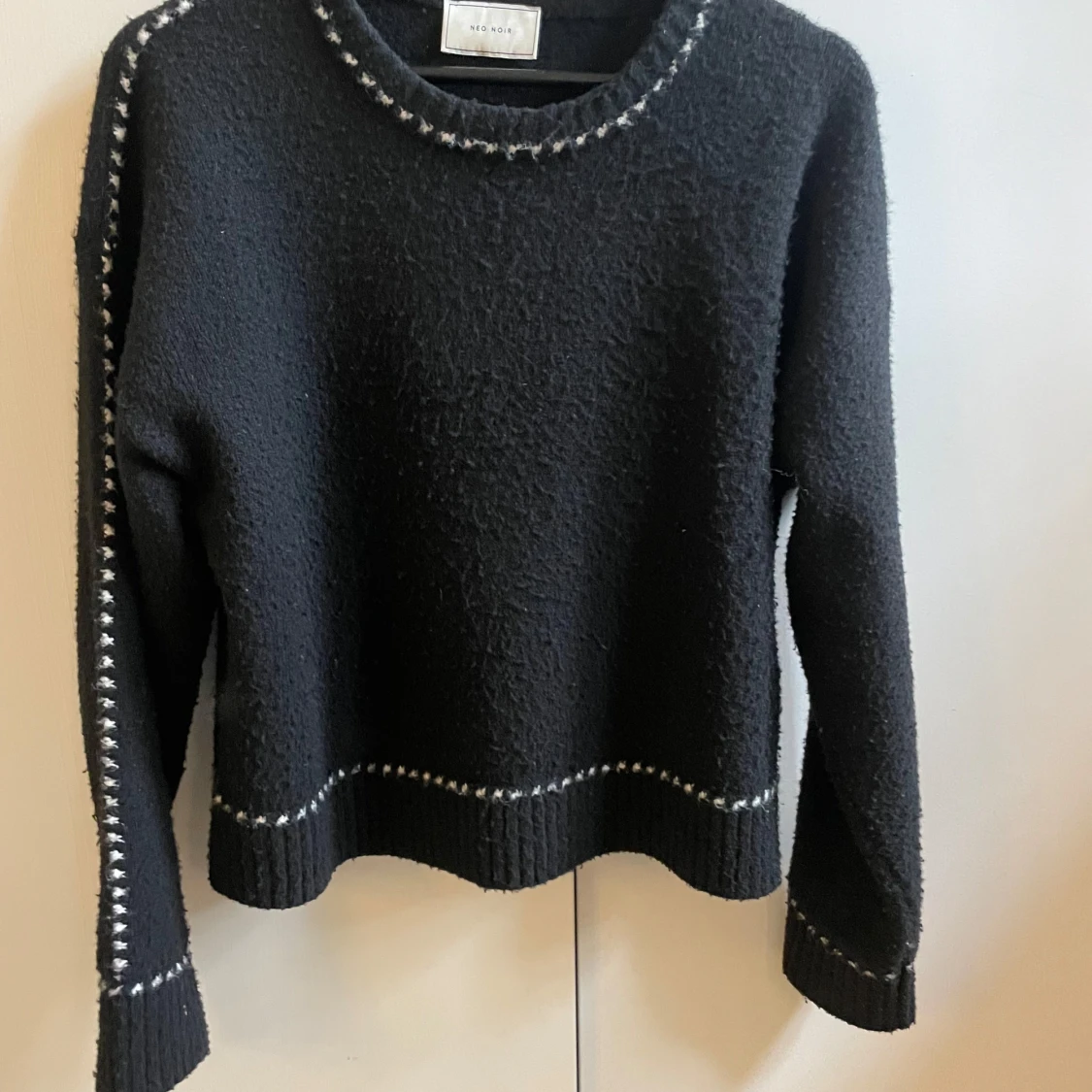 Svart tröja med stygn  - 1