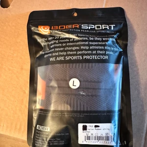 Svarta knästöd från Boer Sport - Säljer ett par svarta knästöd från Boer Sport i storlek L. Perfekta för träning, fitness och crossfit. Tillverkade i syntetmaterial med elastisk passform för bra grepp och stöd. Snyggt diskret mönster och sportig look.