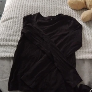 Svart långärmad tröja från H&M - HAR EN VIT UPPLADDAD‼️‼️‼️En enkel svart långärmad tröja från H&M i mjuk bomull. Perfekt basplagg med rund hals och rak passform. Passar till allt och är superbekväm att ha på sig.