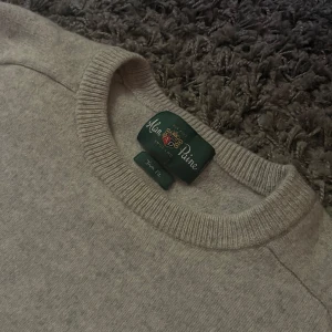 Alan Paine lammull stickad tröja - Säljer denna Alan Paine lammulls stickade tröja i jätte fint skick. Skulle säga att den sitter ganska tight för att vara small. Nypris cirka 2000kr.