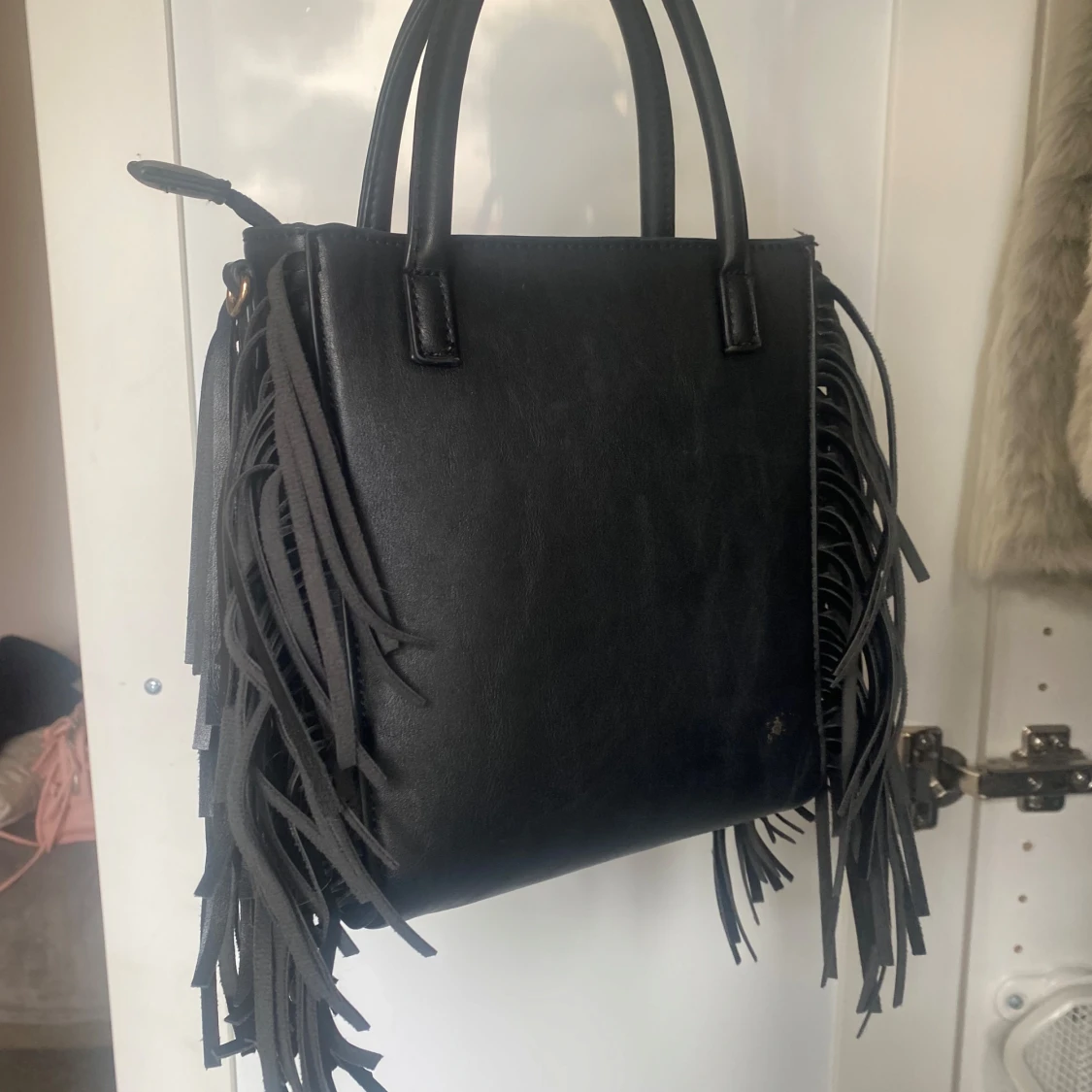 Svart handväska med fransar i skinn