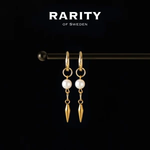 Rory Earring - Gold: Guldörhängen med pärlor och nitar - Otroligt snygga örhängen med nitar och pärlor rostfritt stål!! Örhängena är i fin guldig färg och passar så bra för att piffa upp en outfit och lägga till en extra detalj🪽Likt alla andra våra smycken tål dessa örhängen vatten och håller sitt glans länge!! Vid frågor eller funderingar - välkommen att skriva till oss🪽