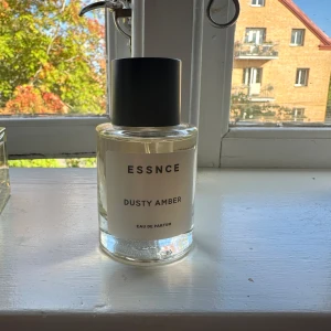 ESSNCE Dusty Amber EdP - ESSNCE Dusty Amber Eau de Parfum – en stilren parfym med modern känsla. Perfekt för dig som vill sticka ut med en unik vibe. Flaskans minimalistiska design gör den till ett snyggt tillskott i din samling. Använd ett sprut för att testa, men passade tyvärr inte på mig:(