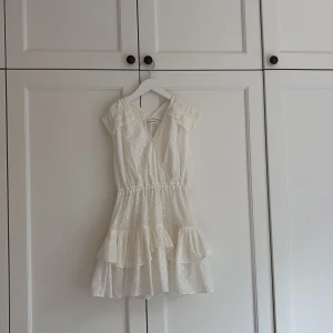 Vit spetsklänning Designers Remix - Superfin vit kort klänning från Designers Remix. I size 10 