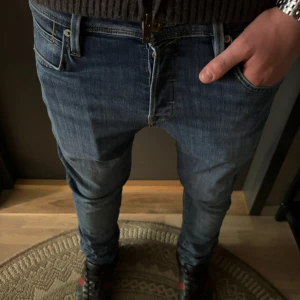 MörkBlå slim jeans fråm jack n jones - Tja! Säljer dessa riktigt snygga jeans ifrån jack n jones | W29 L32 | Modell~Glenn | Färg~Mörkblå | Jag på bilden är 181! | Hör av er vid minsta lilla fundering🙌