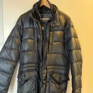 Herno dunjacka - Marinblå dunjacka från det italienska märket Herno, sjukt nice jacka men har tyvärr växt ur den. 