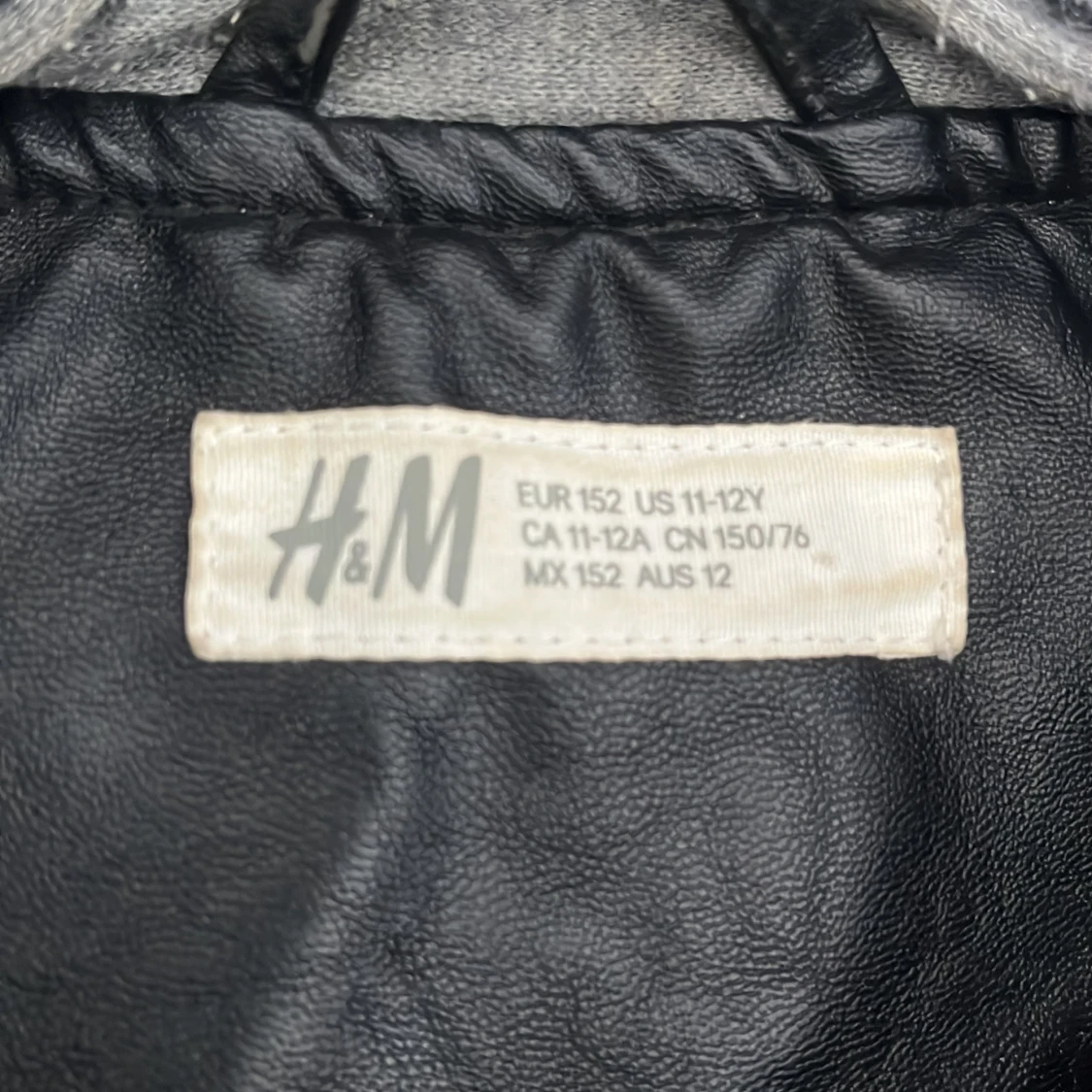 Svart jacka i skinnimitation  med grå huva H&M - 2