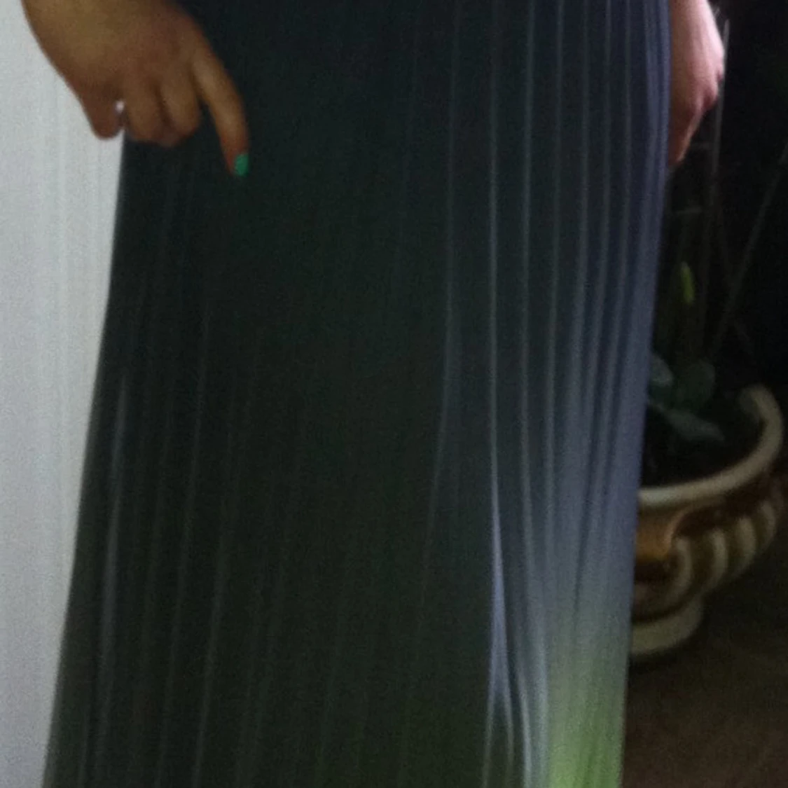 Glittrig långklänning med paljetter - 1