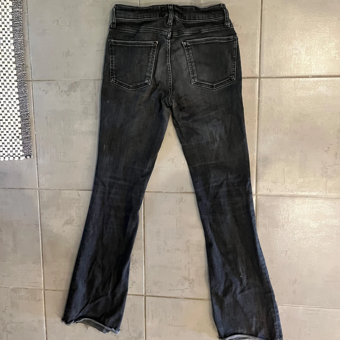 Svarta low bootcut jeans - 1