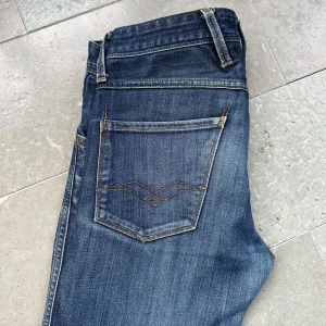Replay anbass - Säljer nu dessa feta replay jeans som är en lite äldre model. Skick:8,5/10 och är strl W29 L34 men kan vika upp för att få dem som L32 vilket jag gjorde under min användning för att få dem passa mig bättre! Hör av dig vid frågor!  