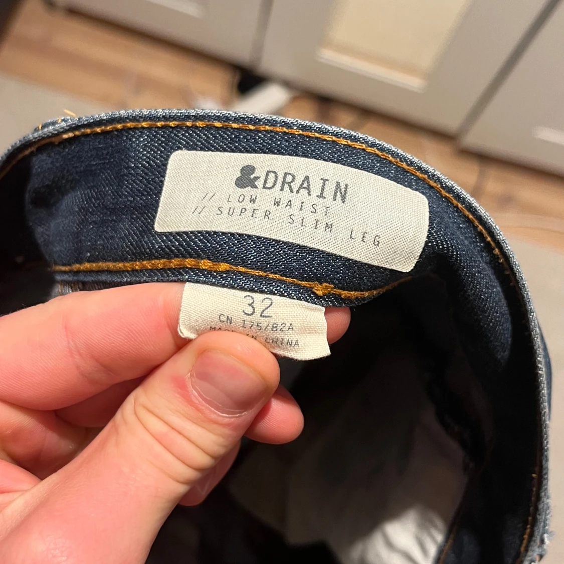 Mörkblå slim jeans med slitningar - 3