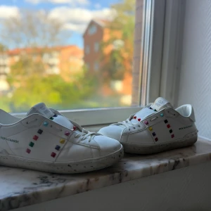 Valentino Garavani Rockstud sneakers - Ett par snygga Valentino Garavani Rockstud sneakers i storlek 44. Har regnbågiga nitar och skon är i bra skick. Nypris runt 6000, mitt pris 1000. Pris kan diskuteras vid snabb affär. Hör av er⚜️✌🏼