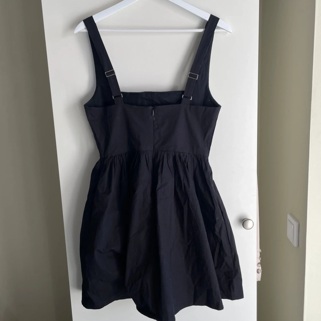Svart kort klänning med breda axelband - 1