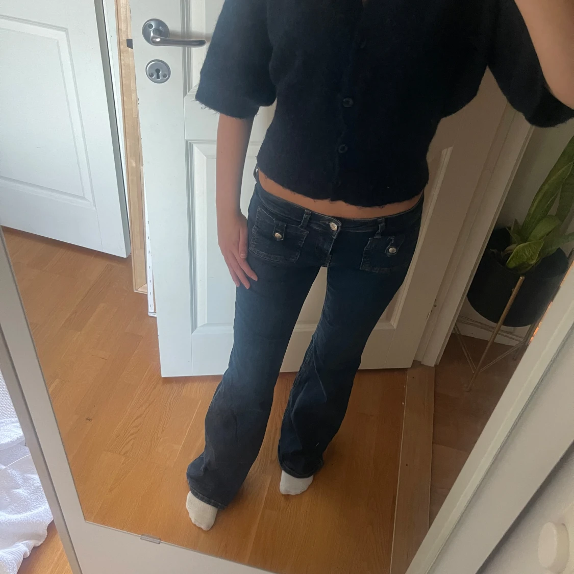 Mörkblå bootcut jeans med låg midja