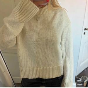 Beige stickad tröja  - Mysig beige stickad tröja från other stories i 100 % ull det är st xs men sitter som s
