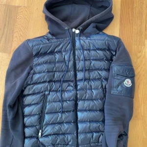 Moncler Cardigan  - Tja! Säljer nu en riktigt fin Moncler cardigan i storlek S i färgen marinblå, den är i fint skick inga skador på den nfc funkar, perfect nu till hösten  skriv om ni har några frågor eller funderingar 