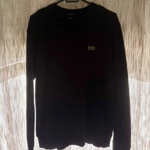 Svart tröja från Hugo Boss - Svart sweatshirt från Hugo Boss i storlek S. Mycket fint skick💞
