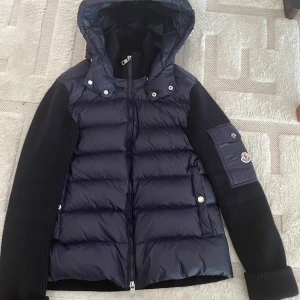  Moncler cardigan - Säljer en riktigt fet Moncler cardigan storlek S. NFC-tag funkar. Perfekt för kyligare väder! Skick 9/10. Säljer eftersom den är lite kort för mig. Passar perfekt till allt! Pris kan diskuteras vid snabb affär✌️