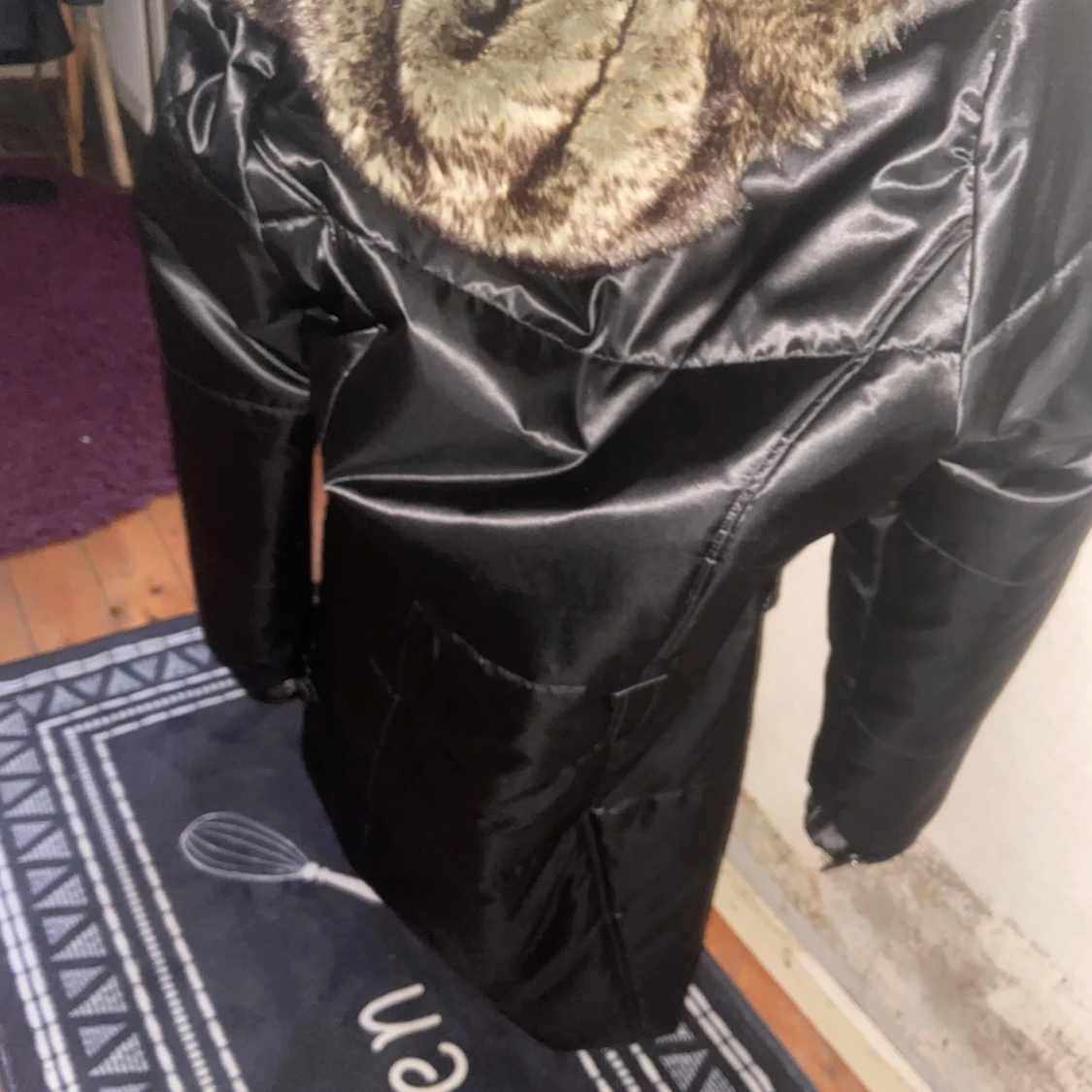 Svart pufferjacka med pälsluva - 1