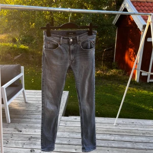 Replay jeans - Snygga ljusblå jeans från replay med slim fit. Jeansen har en cool tvättad look och detaljerade bakfickor. Perfekta för dig som gillar en stilren och avslappnad vibe.