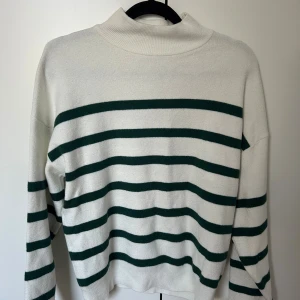 Randig polotröja från Primark - Vit polotröja från Primark med gröna ränder. sååå fin, pris kan diskuteras!!!