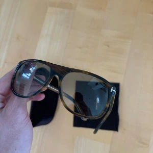 Tom Ford solglasögon  - Sjukt snygga och eftertraktade solglasögon från Tom Ford i använt men bra skick! Allt på bilden fås med och Självklart äkta! Dessa är i formen identiska med Ray Ban boyfriend och är perfekt för dig som gillar den formen men inte vill vara så basic!