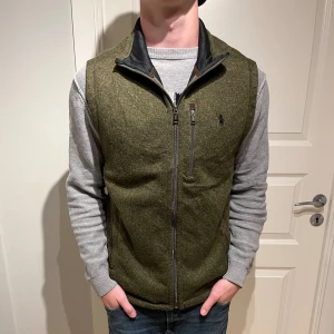 Ralph Lauren Fleeceväst - Säljer en skön Raffe väst perfekt till höst och vinter under jackan t.ex! | Mycket fint skick, mindre nopprig kan få bort det mesta innan utskick! | Storlek M. | Ställ gärna frågor innan du köper!