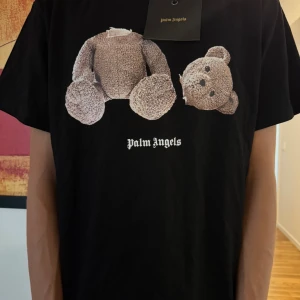 Palm Angels svart t-shirt med björn - Svart t-shirt från Palm Angels. Riktigt fet tröja som sitter bra. Modellen är 185cm lång, har du frågor och funderingar så tveka inte och höra av dig!