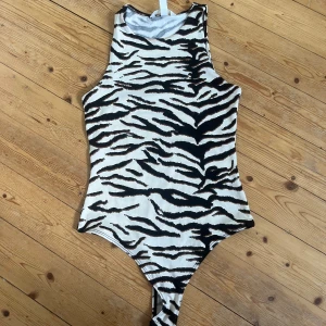 Zebramönstrad body - Zebramönstrad body från hm i storlek xs, endast använd en gång