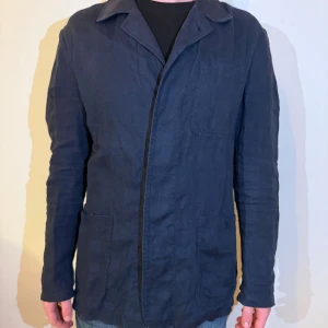 Mörkblå overshirt från Massimo Dutti - Mörkblå overshirt i linne från Massimo Dutti. Skick - Mycket bra. Mitt pris - 499kr. Nypris - Ungefär 1000kr