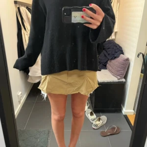 Beige kortkjol i kostymmaterial - Bra skick