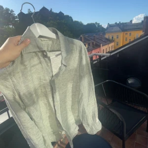 Ljusgrön linneskjorta från SuitSupply - Säljer en riktigt snygg linneskjorta från suitsupply. Nypris är cirka 1500 kr och den är knappt använd. 
