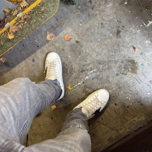 Golden Goose vita sneakers med blå stjärna - Golden Goose sneakers i vitt skinn med blå stjärna på sidan och blå hälkappa. Skick 9/10 gör rent skorna om någon är intresserad kvitto medföljer och box och sånt. Storlek 43 
