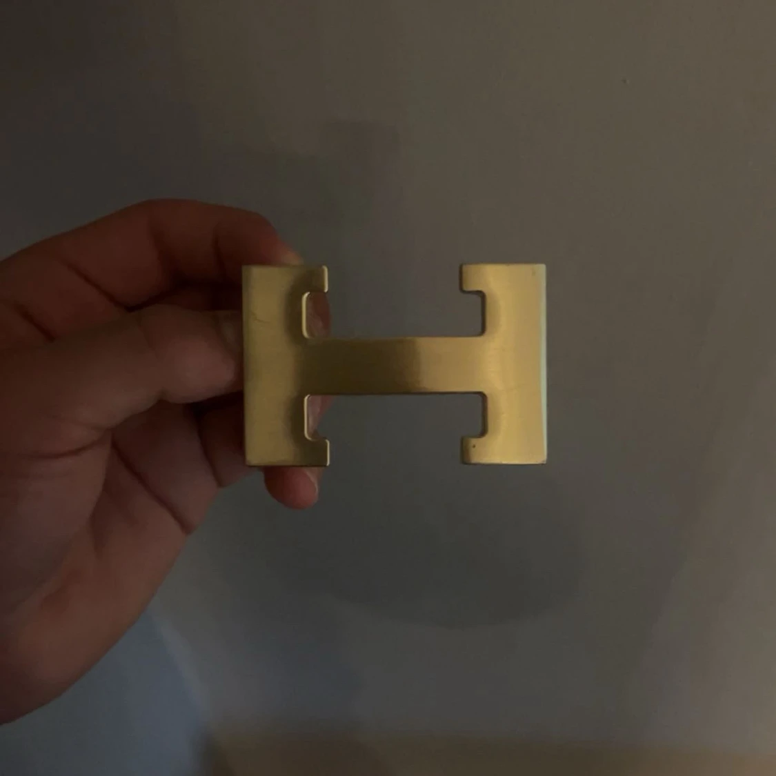 Svart bälte med H - 2