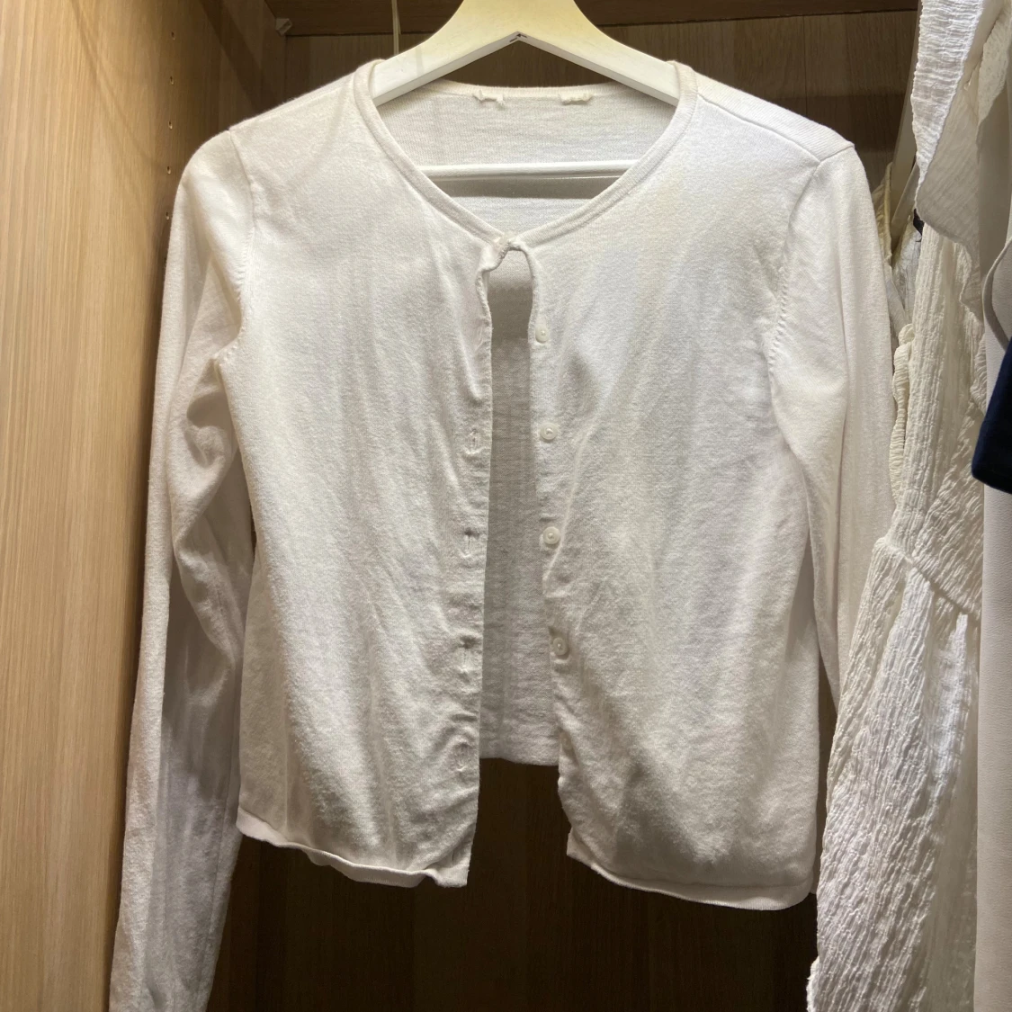 Vit kofta med knappar