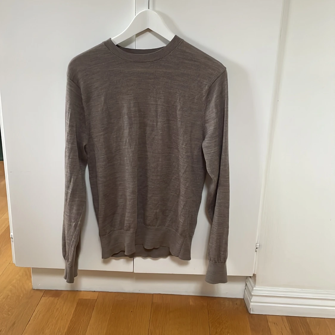 Brun tunn stickad tröja från Sandö