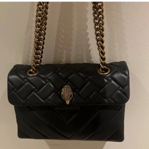 Svart Kurt Geiger - Snygg svart axelväska från Kurt Geiger, lite sliten i botten men inget man ser. Den har tappat ett öga men man tönker ej på de, köpt för 3450 kan sänka priset vid snabb affär🫶🏻