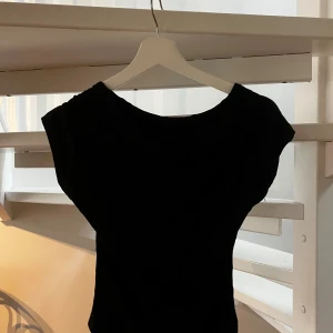 Topp med öppen rygg - Svart topp med öppen rygg stl M men sitter som S