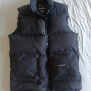  Canada Goose väst  - Canada goose vest till salu. Kan fraktas snabbt och enklet om den bli såld snart. Den sitter ändå bara i min garderob och inte andvänds. De är en av dom gamlare versionerna så denna är lite mer sällsynt och svår att få tag på. Ändvänd cirka 5 gånger. Perfekt till vintern eller när det börjar bli kallt. Den är prutbar.