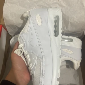 Air max 90 - Air max 90 in a beautiful white color only woren once and didnt fit me that the reason other i love this shoe in my opinion one of the best nike shoes there is 
